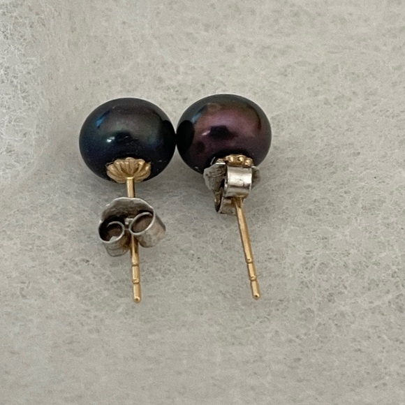 Black Pearl Stud earrings - Picture 2 of 3
